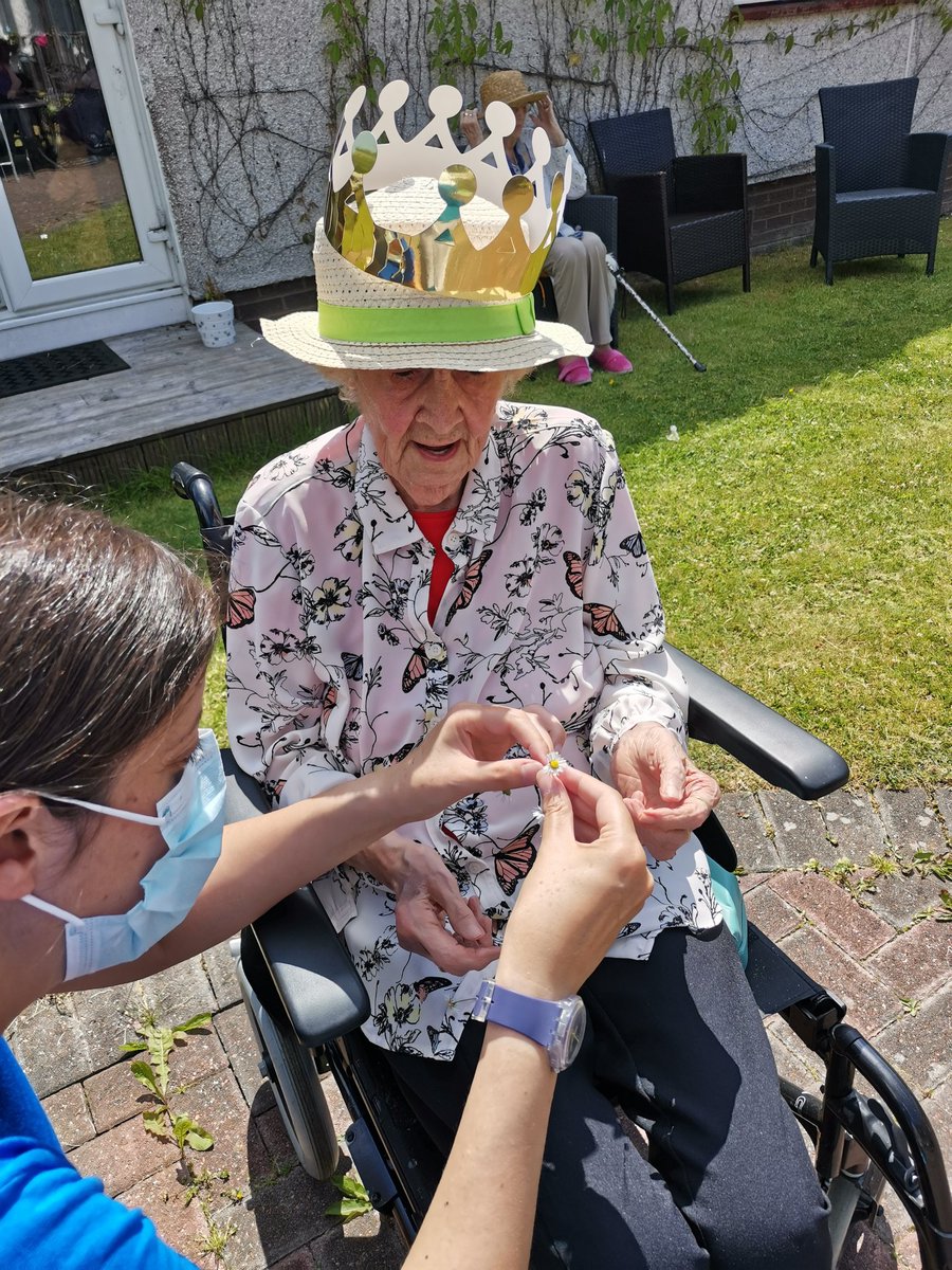 rashielee's tweet photo. Making midsummer daisy chains for our hair!
#abbaday https://t.co/9fsQtYMmln