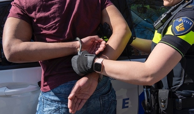 Achtervolging scooterrijder gaat dwars door hondenuitlaatveld en winkelgebied - ..