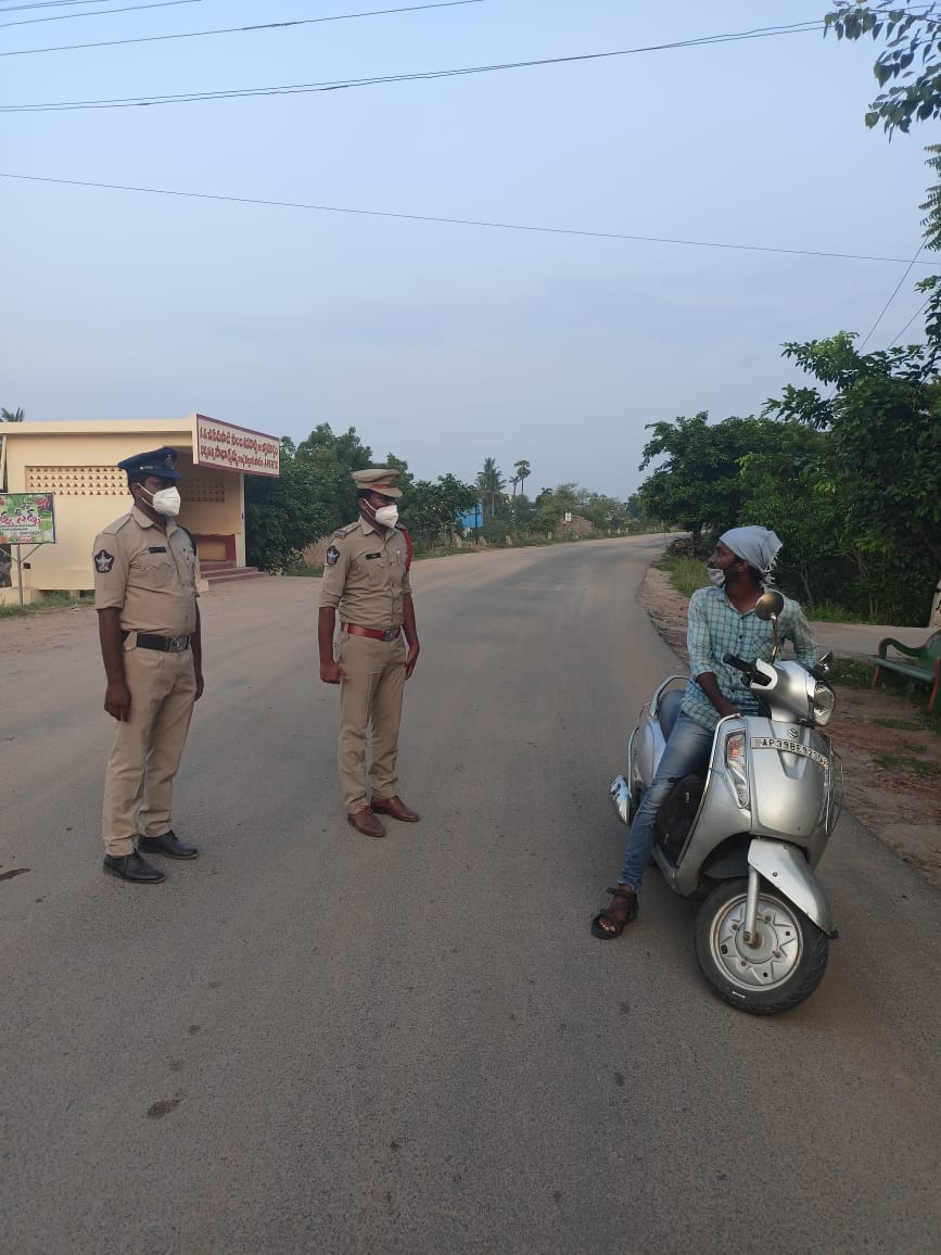 VjaCityPolice's tweet photo. Vijayawada city – On 29.06.2021, Vijayawada City Police conducted vehicle checking in their respective jurisdictions as a special mask drive & imposed fine for those who are violating covid norms. #APPolice #DGPAndhraPradesh #maskdrive #CoronaAwarenessCampaign #VehicleChecking https://t.co/P6QVaIpEY7