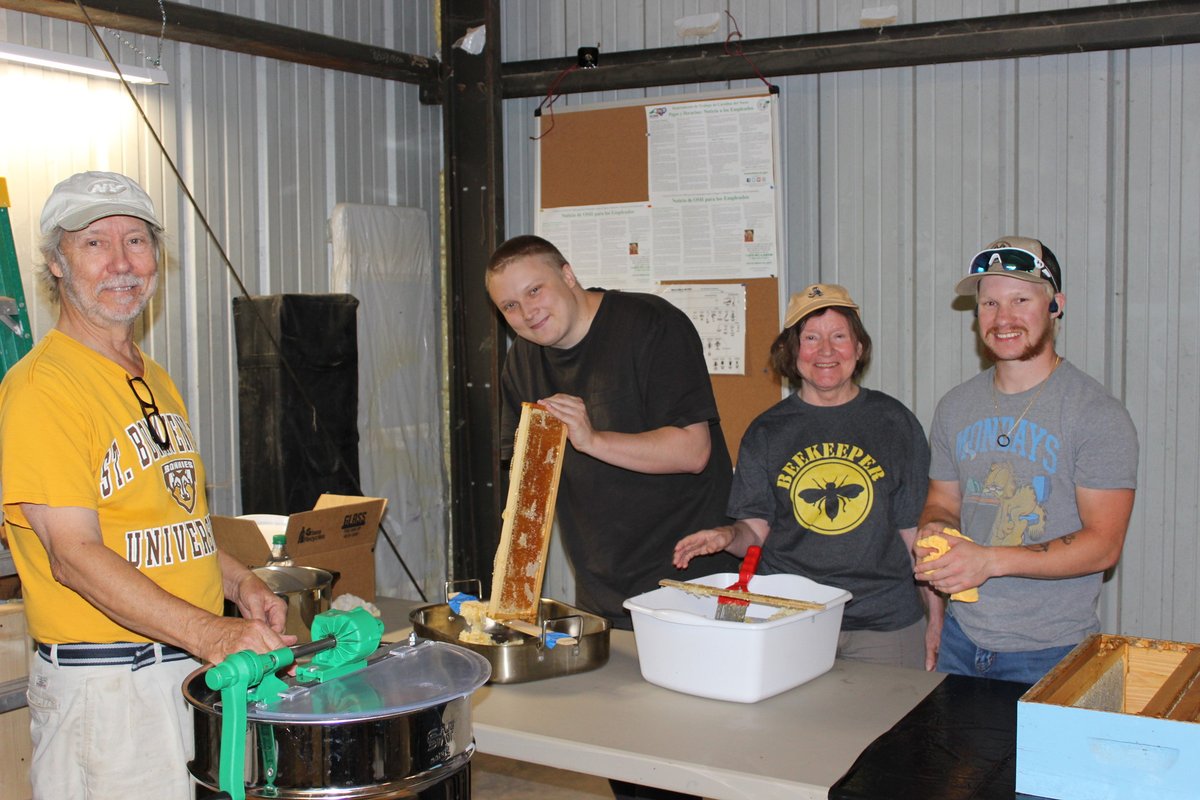 JoshsHopeInfo's tweet photo. Our amazing participants and volunteers extracted 36 lbs (!!!!) We will be bottling the honey and preparing it for sale over the next week, so stay tuned! #JHF #JoshsHope #nonprofit #mentalhealth #bees #beekeeping #honey #honeyharvesting https://t.co/uqxaGi5cSn
