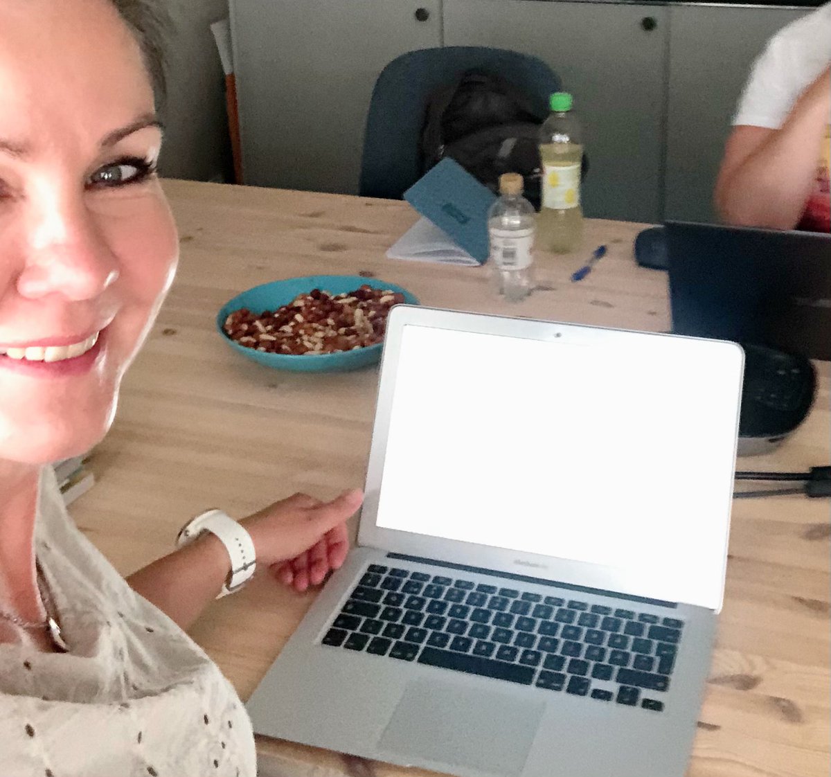 Kustannussoppari taskussa🥂luomassa uudenlaista taidekasvatusmateriaalia🔥#taidekasvatus #taidehetkiälapsille #taidekuuluukaikille #taidekuvat #kansallisgalleria