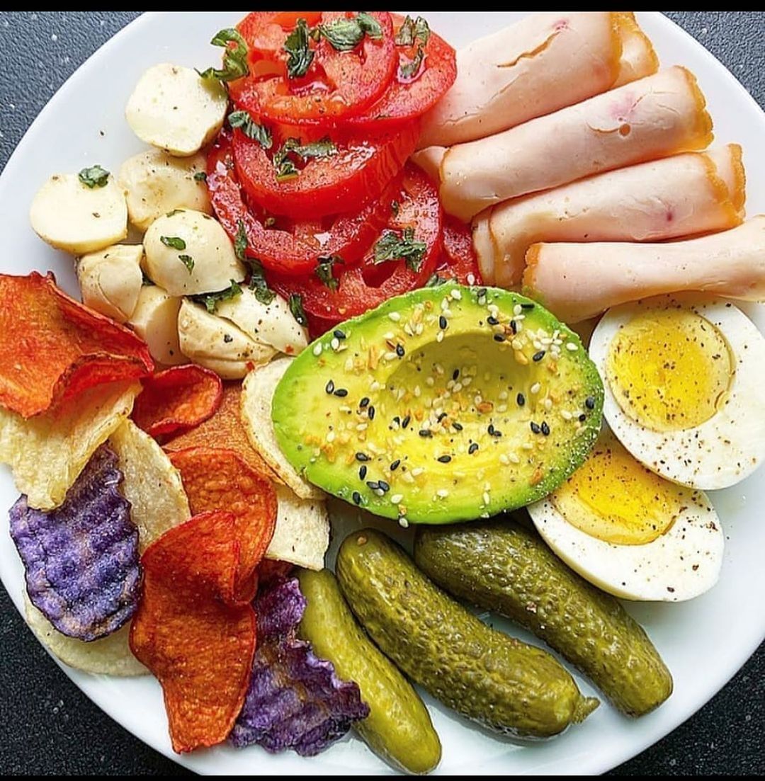 igketorecipes's tweet photo. Honey smoked deli turkey, hard-boiled egg, tomato slices with fresh basil, marinated mozzarella balls, dill pickles, half an avocado with everything bagel seasoning, and sweet potato Terra chips. Hope you’re having a great day #lowcarb #keto #ketodiet  #ketomeals #ketorecipes https://t.co/VnCQz1DxbL