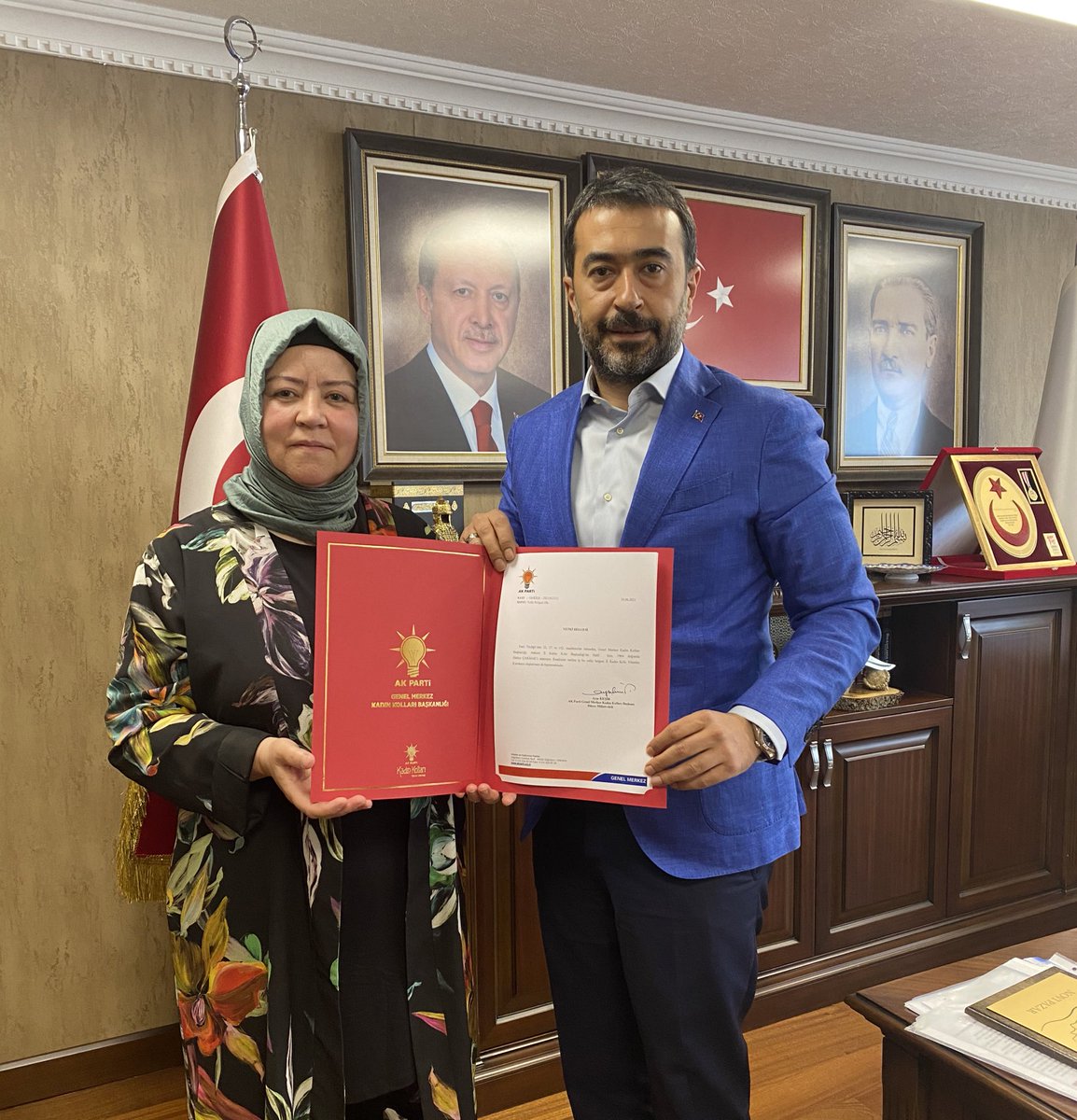 Genel Başkanımız ve Cumhurbaşkanımız Sn. <a href="/RTErdogan/">Recep Tayyip Erdoğan</a> ‘ın tensipleriyle görevine başlayan Ankara İl Kadın Kolları Başkanımız Sn. Hatice Çakmak’a başarılar diliyor, bir önceki Kadın Kolları Başkanımız Sn. Mualla Varol’a hizmetleri için teşekkür ediyorum. Teşkilatımıza hayırlı olsun.