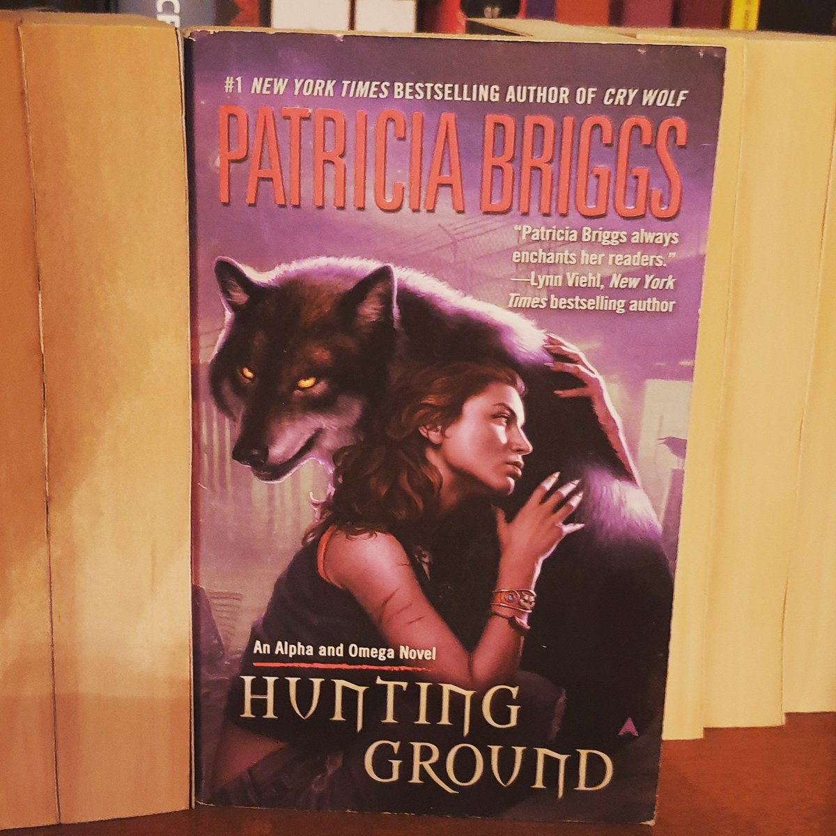 MiduHadi's tweet photo. In #huntinggrounds the lead couple are up against a formidable #werewolf #alpha and #vampires who can use #packmagic
#midureads #patriciabriggs #alphaandomega #urbanfantasy https://t.co/QuRcYy7HCs