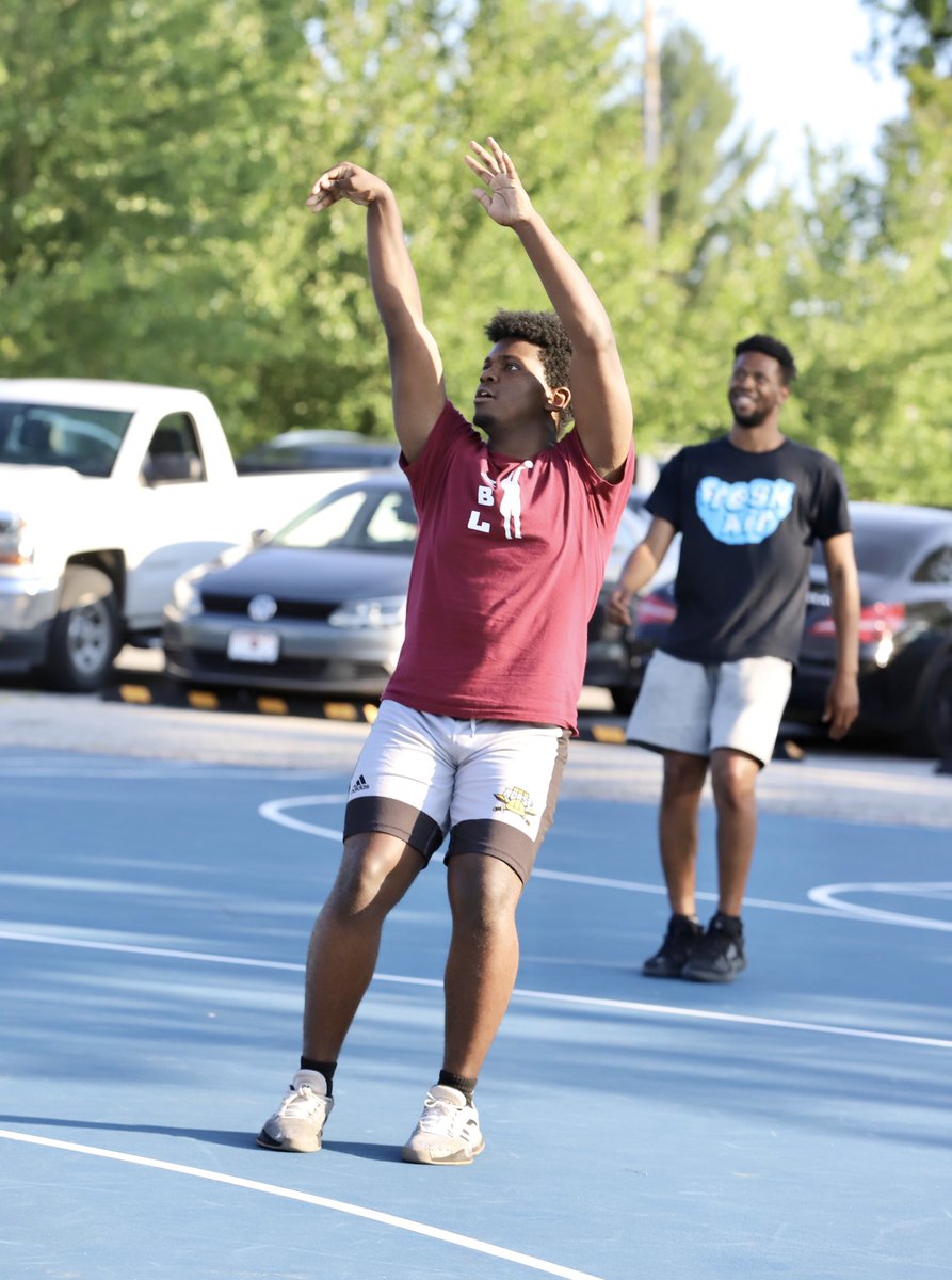 Idlewild_League's tweet photo. Rookies vs Veterans Game 🏀🔥⭐️ https://t.co/TUWuczixep
