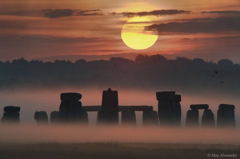 Sunrise Solstice over Stonehenge 

Image Credit &amp; Copyright: Max Alexander, STFC, SPL