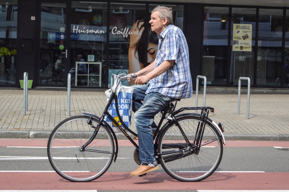 People 65 to 75 cycle more than any adult group in the Netherlands.

Not because they’re super-human, but because of the traffic-calmed streets and segregated cycle networks. These environments allow them to participate in society far longer into old age.

john-adams.nl/the-age-friend…