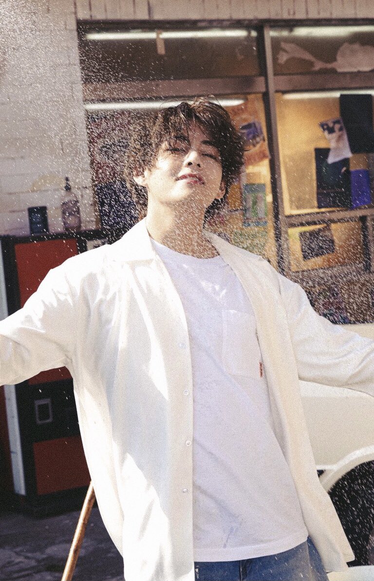 taeteland's tweet photo. OMG LOOK AT TAEHYUNG https://t.co/HmBvqMGsCF