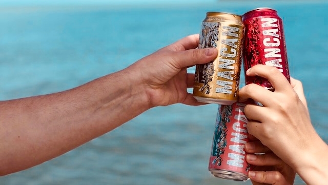 MANCANwine's tweet photo. What's in your beach bag? Ours is full of some sunscreen, some snacks and a MANCAN or 2. (Or 3)

This summer, drink up while you cool down🏖️
.
.
.
#wine #winelover #winegeek
#mancanwine #wineinacan #roséallday #cannedwine #mondaymotivation #5oclocksomewhere https://t.co/PsUSEGCIJ0