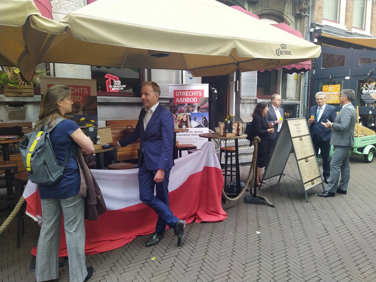 Utrecht bouwt graag 100.000 woningen bij, maar een forse investering van het Rijk in OV is daarvoor nodig. Dat en meer bespreken cvdK <a href="/HansOosters/">Hans Oosters</a>, <a href="/HuibvanEssen/">Huib van Essen</a>, @fatmad66 en  <a href="/Stroobosscher/">EngbertStroobosscher</a> vandaag in Den Haag met Utrechtse Kamerleden op het terras. #UtrechtsAanbod