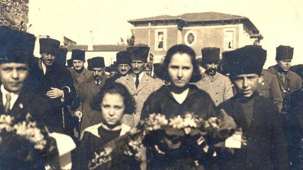 AtaturkunYoIu's tweet photo. Vatanı korumak çocukları korumakla başlar!

Gazi Mustafa Kemal ATATÜRK 

#Elmalida2Cocuk https://t.co/5Ms4EuzXFW