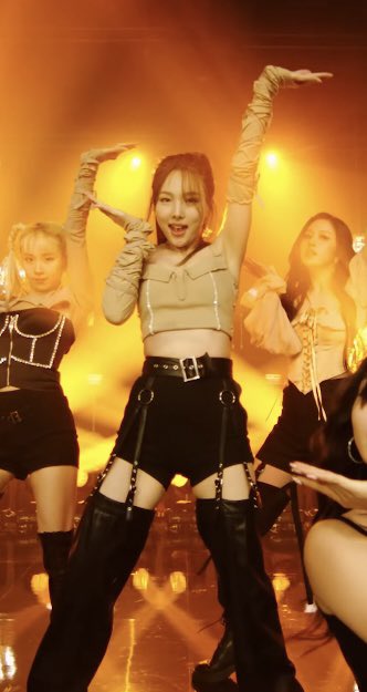 my brain can't process how nayeon nailed this fit