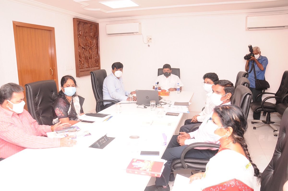 ptrmadurai's tweet image. மதுரை மாநகராட்சி ஆணையர் வளர்ச்சி திட்டங்கள் குறித்து அமைச்சர் @KN_NEHRUஉடன் ஆலோசித்ததை விளக்கினார். 5ஆண்டு வளர்ச்சி,நிதி,அடிப்படை முன்னேற்றம்,முதற்கட்ட பணிகள் குறித்து விவாதித்தோம். 1996-2001ல் என் தந்தை மதுரைக்கு ஆற்றிய பணிகளை போல பல்வேறு திட்டங்களை செயல்படுத்த முயற்சிப்போம்.