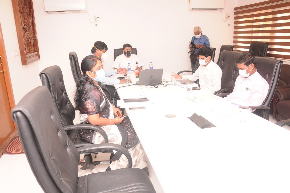 ptrmadurai's tweet image. மதுரை மாநகராட்சி ஆணையர் வளர்ச்சி திட்டங்கள் குறித்து அமைச்சர் @KN_NEHRUஉடன் ஆலோசித்ததை விளக்கினார். 5ஆண்டு வளர்ச்சி,நிதி,அடிப்படை முன்னேற்றம்,முதற்கட்ட பணிகள் குறித்து விவாதித்தோம். 1996-2001ல் என் தந்தை மதுரைக்கு ஆற்றிய பணிகளை போல பல்வேறு திட்டங்களை செயல்படுத்த முயற்சிப்போம்.