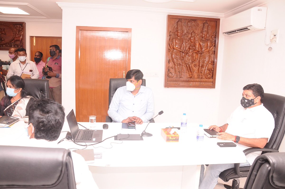 ptrmadurai's tweet image. மதுரை மாநகராட்சி ஆணையர் வளர்ச்சி திட்டங்கள் குறித்து அமைச்சர் @KN_NEHRUஉடன் ஆலோசித்ததை விளக்கினார். 5ஆண்டு வளர்ச்சி,நிதி,அடிப்படை முன்னேற்றம்,முதற்கட்ட பணிகள் குறித்து விவாதித்தோம். 1996-2001ல் என் தந்தை மதுரைக்கு ஆற்றிய பணிகளை போல பல்வேறு திட்டங்களை செயல்படுத்த முயற்சிப்போம்.