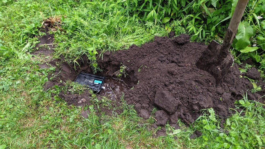 ComNetsBremen's tweet image. A beautiful day for setting up a new outdoor field test in Bremen for our wireless underground sensor network project. #molenet