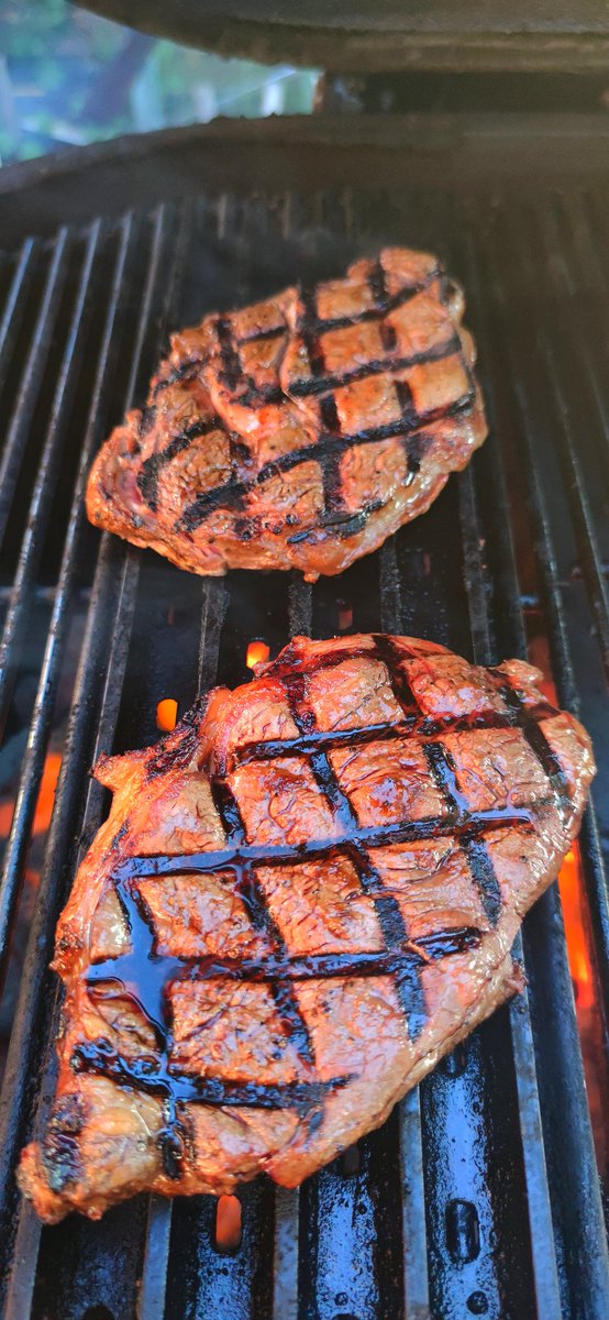 <a href="/OakridgeBBQ/">Oakridge BBQ</a> steak night at #Smokinyankees HQ tonight, rib eye for me and sirloin for the lady! Cooked on my <a href="/officialprimo/">Primo Ceramic Grills</a> and served with smoked portabelo mushrooms and root vegetable mash.
The kids get #cheeseburgers, they haven't earned #steak yet!!! #freeloaders <a href="/GrillGrate/">GrillGrate</a>