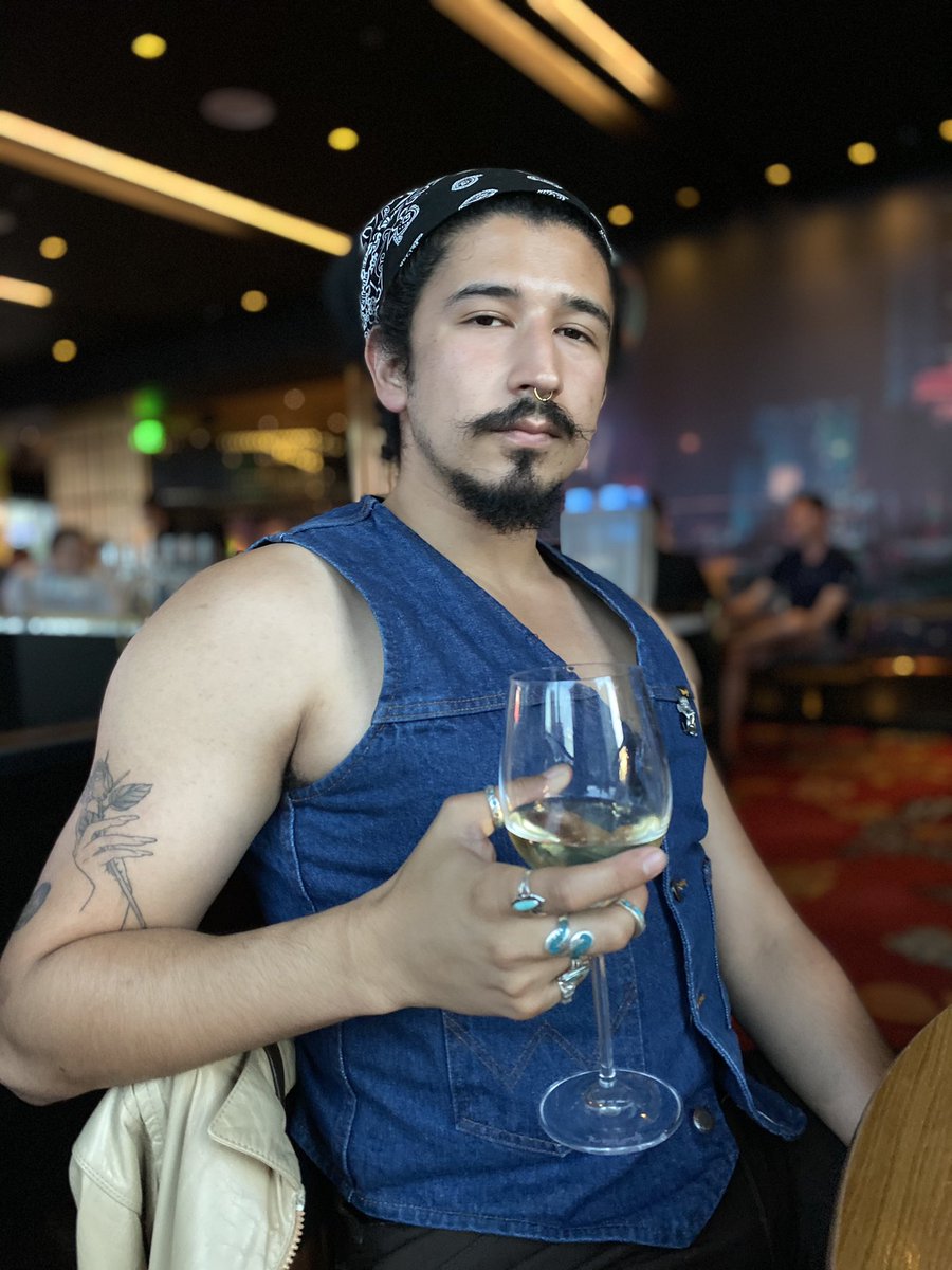 comolike's tweet image. Cheers to me, 27 year old ass foo