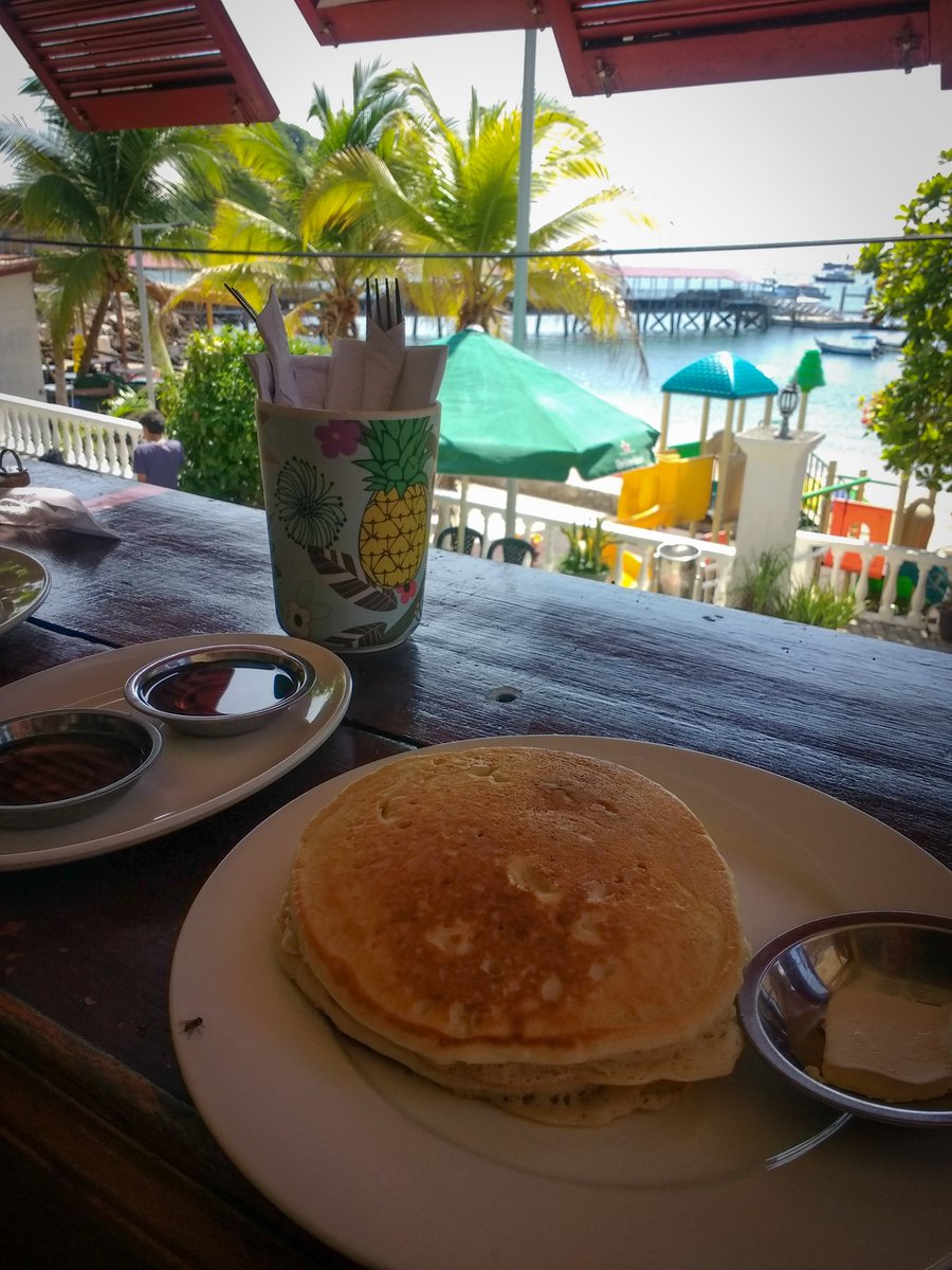 A good breakfast, with pancakes and honey, but the best element – apart from the view – was batido de piña. #Panama #breakfast #pineapplesmoothie #3yearsago #PetrasRollingPin 🍍 🥞 🇵🇦