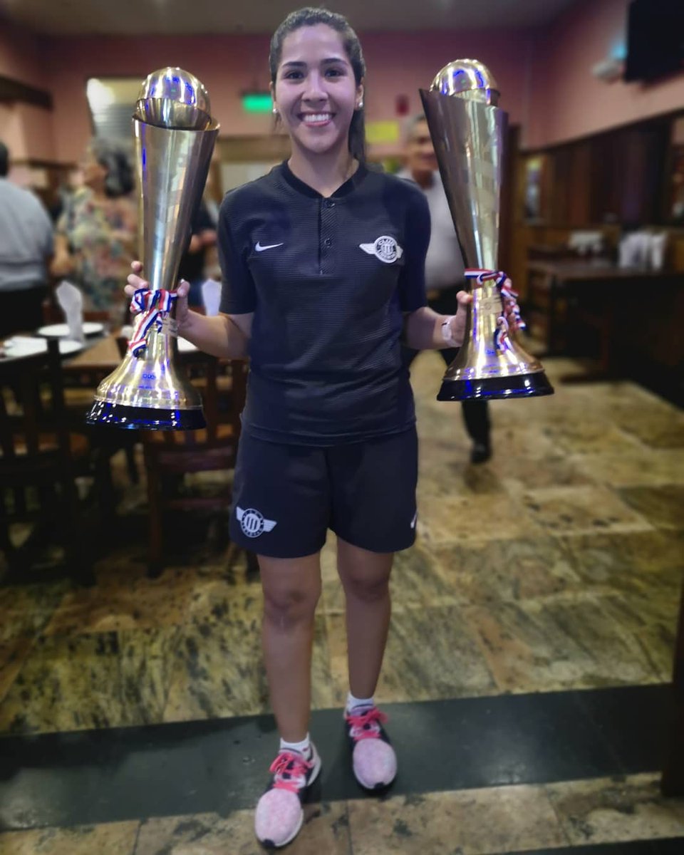 dani_miranda96's tweet photo. En este #HiloPy, te contamos quiénes son ellas. Muy bien... Empezamos con Melissa Parada.
Licenciada en Administración de Empresas, directora técnica de Fútbol de Campo, directora técnica futsal FIFA y también DT de Fútbol de Playa.
Ganó una Libertadores con Limpeño (2016). https://t.co/KoR3FrWWrP
