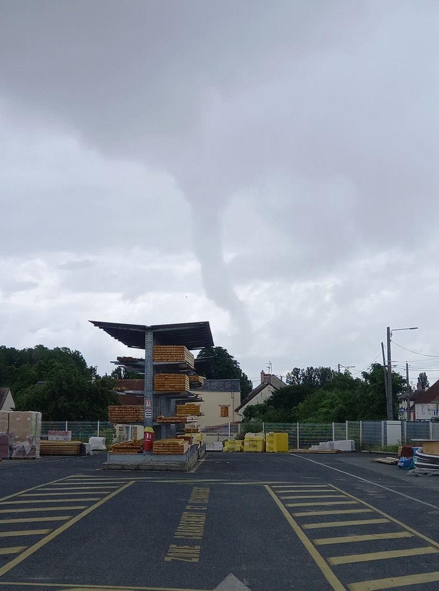 meteo60's tweet photo. Un #tuba très développé, possible #tornade, a été observé dans le #Loiret cet après-midi près de #Tavers. Un phénomène très récurrent ces dernières semaines.
Photographie : @AssoMeteoCentre https://t.co/evumlux3Ka