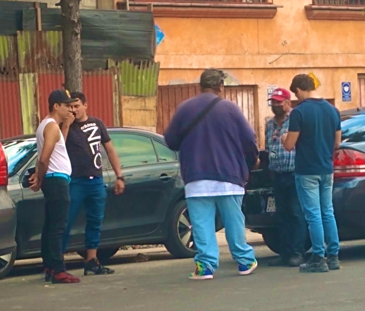 marianaaarodrig's tweet photo. #CDMX Otro día que somos víctimas de la opacidad de @GobCDMX, para variar hoy tuvimos presencia del Sindicato Libertad, los cuales ya nos habían acosado anteriormente. No permitiremos más injusticias, seguiremos luchando hasta ver nuestro patrimonio, no nos van a intimidar. https://t.co/IvEnTlPnqx