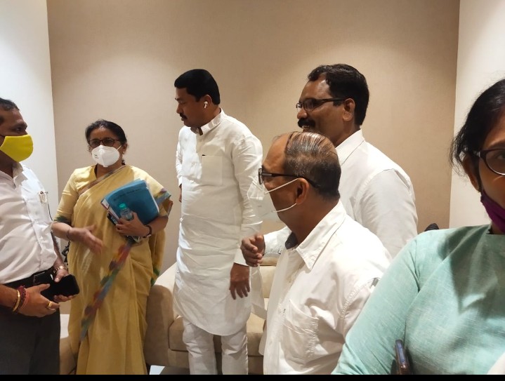 KrantiSabha's tweet photo. @vishalhiwale77 सेंट्रल विस्टा विरोधी मोहिम मजबूत करण्यासाठ��� कॉग्रेस प्रदेशाध्यक्ष मा. नाना पटोलेसाहेब यांची भेट घेतली... मा . विद्याताई चव्हाण. डॉ विवेक कोरडे. डॉ निलेश पावसकर आणि मी...... https://t.co/4eFFrp425D