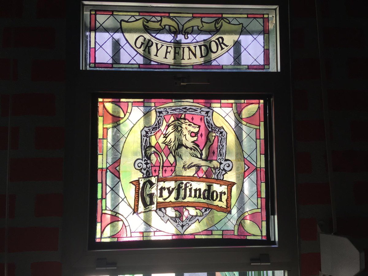 iesgarciaberlan's tweet image. ¿A qué casa os asignaría el sombrero seleccionador? #leeresbien #fomentodelalectura #bibliotecasbonitas #bibliotecasescolares #lamagiaestáenloslibros