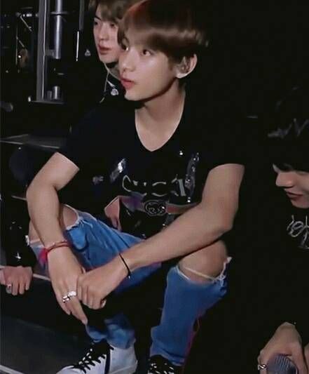 NO BUT THIS TAEHYUNG IN RIPPED JEANS!???