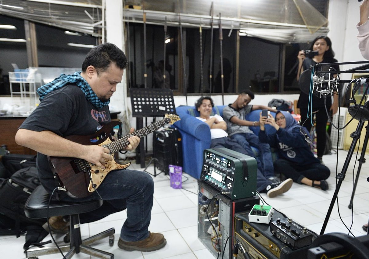 Pasal33's tweet photo. RIP #ariabaron. You were more than just a guitarist. Here you enthusiastically collaborated with a few Oromo refugees in Indonesia. Simple humanism without the semantics. #ripariabaron https://t.co/80WhYsQKGk