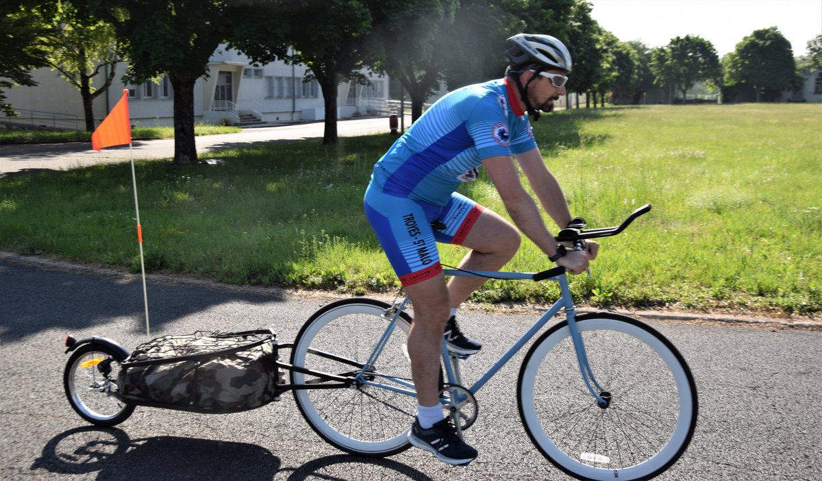COM_ECIA's tweet photo. 🚴♂️ 700 km en 7 jours, c'est le défi en fixie que s'est lancé le capitaine Sébastien du #CECPC-3eRA, du 28 juin au 4 juillet au départ de Mailly-le-camp jusqu'à Saint-Malo au profit de #TerreFraternité.
#CohesionDefense #JNBAT #FiersDeNosSoldats #AvecNosBlesses @armeedeterre https://t.co/3xhcvBhWdN