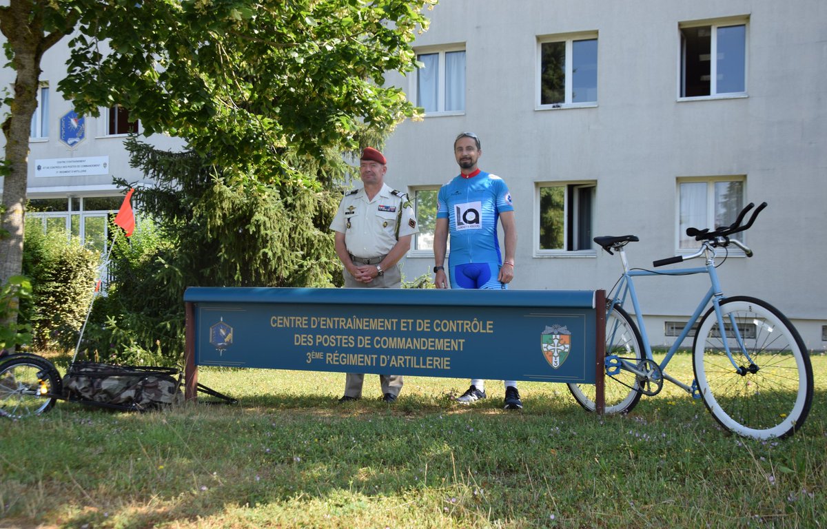 COM_ECIA's tweet photo. 🚴♂️ 700 km en 7 jours, c'est le défi en fixie que s'est lancé le capitaine Sébastien du #CECPC-3eRA, du 28 juin au 4 juillet au départ de Mailly-le-camp jusqu'à Saint-Malo au profit de #TerreFraternité.
#CohesionDefense #JNBAT #FiersDeNosSoldats #AvecNosBlesses @armeedeterre https://t.co/3xhcvBhWdN