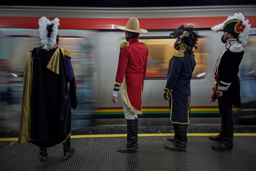ErikaPSUV's tweet photo. Hoy 29 de Junio de 2021 Caracas recibe al Libertador Simón Bolívar, Jose Antonio Paez, Manuel Cedeño y Ambrosio Plaza, luego de 200 años de haber alcanzado la libertad de Venezuela.

¡Viva nuestros próceres! ¡Viva Bolívar! 🇻🇪

Seriado "Carabobo, una mirada contemporánea". https://t.co/Z6oV2pz47D