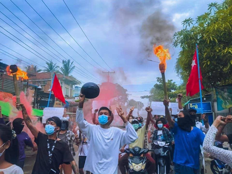 don_msi's tweet photo. Alliance of anti-coup protesters took place today in #Mandalay while holding up the fire torches and chanting in bravery for the restoration of Democracy. 
#June29Coup #DreadfulCovidAmidMilitaryCoup #WhatsHappeningInMyanmar https://t.co/7IDHTGSiTG