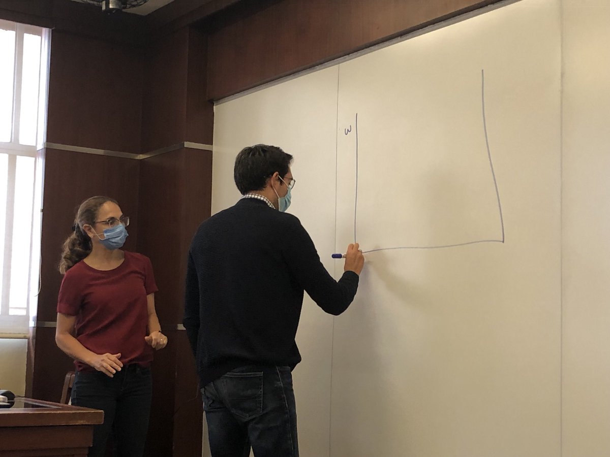 garcialcocer's tweet photo. Alumno estrenando pizarrón en clase semipresencial piloto de ⁦@BarbCarrillo27⁩  en el ⁦@ITAM_mx⁩ https://t.co/T8dcEpLgM4