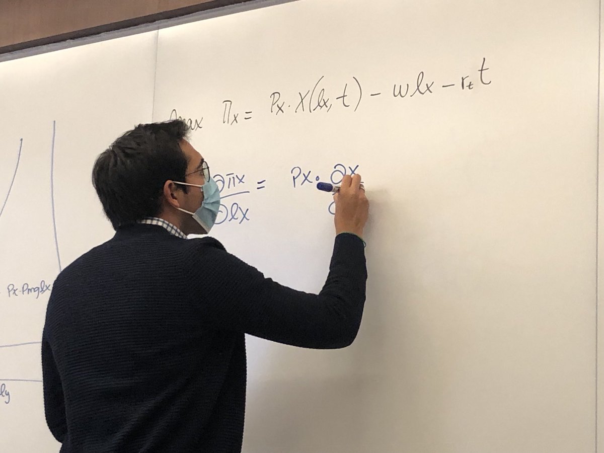 Alumno estrenando pizarrón en clase semipresencial piloto de ⁦<a href="/BarbCarrillo27/">BarbCF</a>⁩  en el ⁦<a href="/ITAM_mx/">ITAM</a>⁩