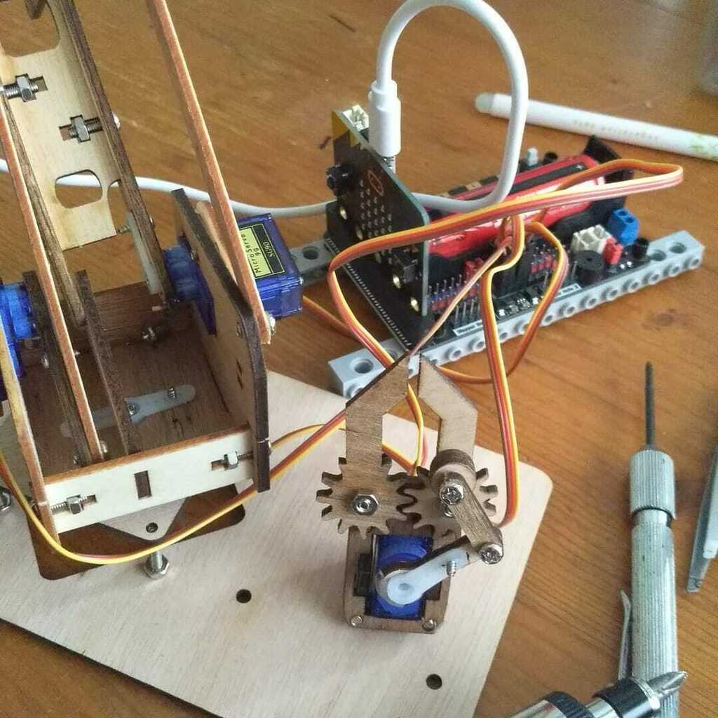 ticsbeta's tweet photo. #quienmemandariaami kit chino, #sininstrucciones por no gastar, terminas comprando mΓ‘s cosas, aparcado tiempo, cada vez mΓ‘s cerca #workinprogress #mearm #microbit https://t.co/SMSmx7MXC2 https://t.co/nzmJfALjGP