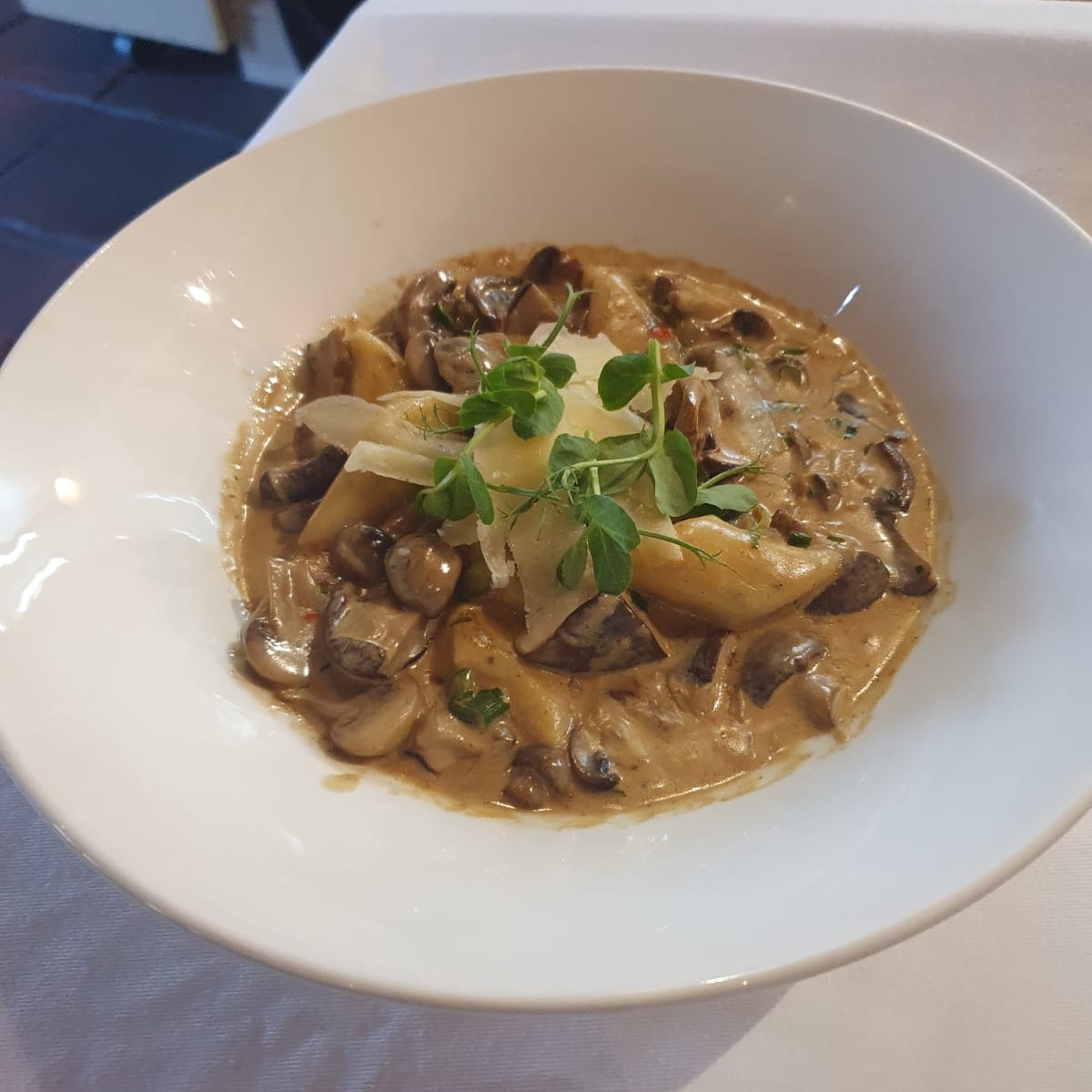 RicketyBridgeW's tweet photo. Order a hearty pre-cooked meal made by chef Brandon, when you check into #RicketyBridge #ManorHouse or #BasseProvence. 

Pick and choose between a chicken curry, homemade mushroom gnocchi, hearty beef oxtail, soup of the day, or a delicious cheese platter. 

🍽

#HeatAndEat https://t.co/XxXXZXyhWR