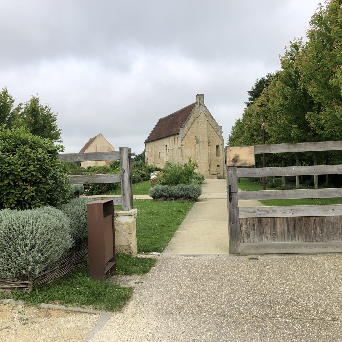 Marc_Millet_14's tweet photo. L’Assemblée Générale de la Mission Locale se réunissait ce jour à la Baronnie de Douvres-La-Délivrande. Merci à Thierry Lefort pour son accueil chaleureux. Plaisir de présider ce bel établissement qui intervient au plus près des jeunes et des territoires. #ML3C #proximité https://t.co/FWsboCfR70