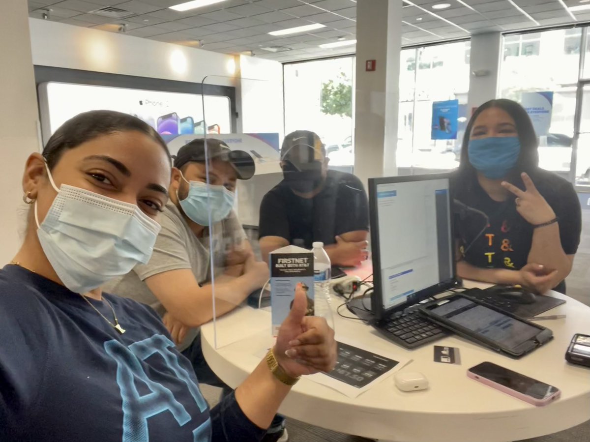 Nope, you’re not seeing double! We met these twin brothers that are both in law enforcement during our Coco Mango Cherry icey give away event. They came back to port in and take advantage of the free Apple Watch for First Responders. 🌐👮🏻‍♂️👮🏻‍♂️🤳🤳#FirstNet #ATT