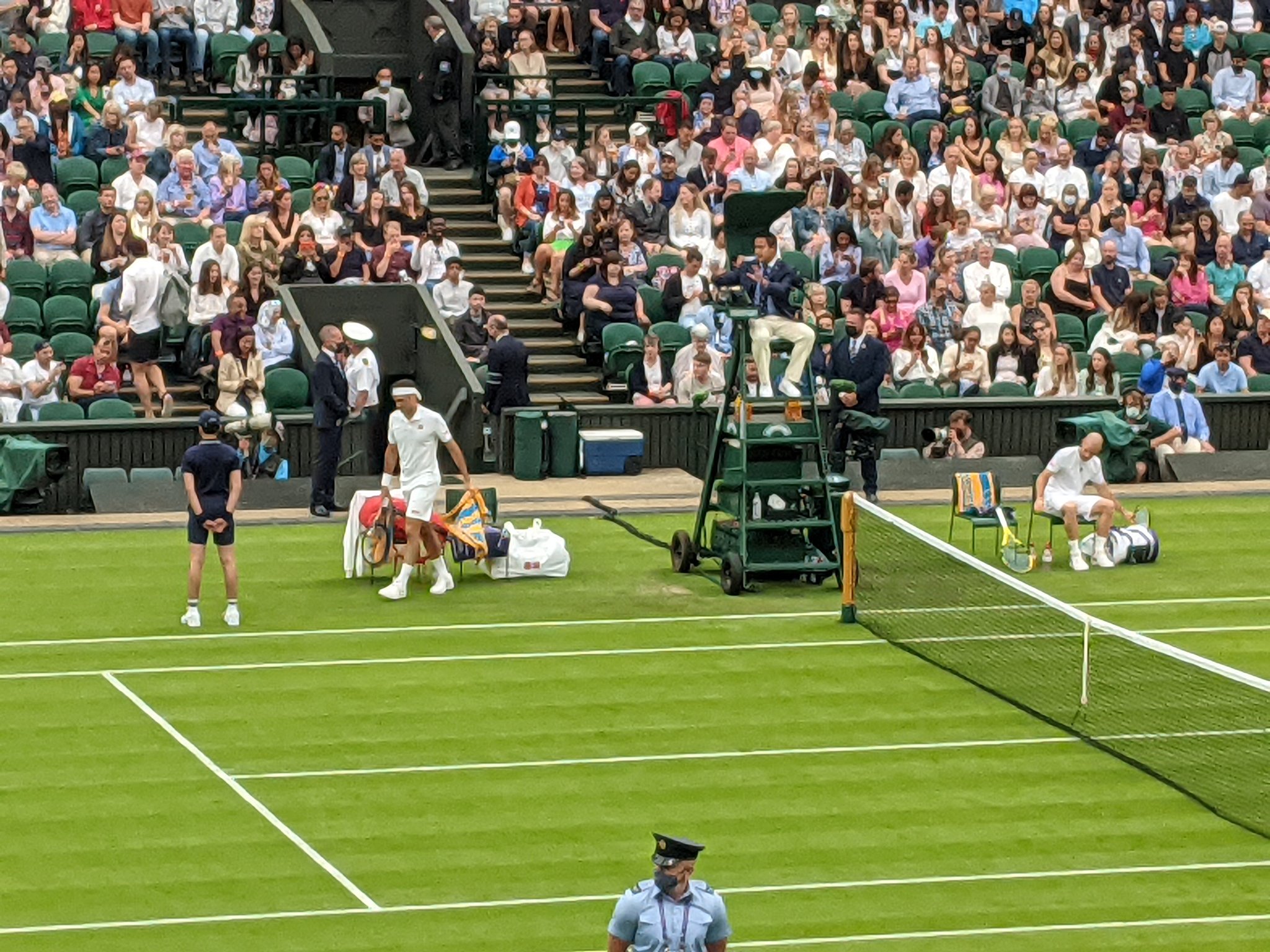 Maya Koikeda ねぇ 目の前にフェデラーがいるよ オーラから違うし テニス素人だけどラリーも他の試合と違うのが分かる位 これが王者というものなのか T Co 1fquq9iosz Twitter