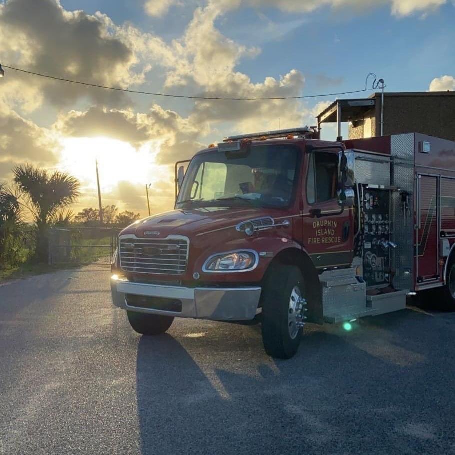 DIVFRD's tweet photo. #fire #firefighter #firerescue #ems #emt #emtlife #paramedic #firetruck #ambulcane #somo #mobilealabama #dauphinisland #alabama #summertime #wakeup #beachlife #beach #pierce #piercefireapparatus #ford #fordf450 https://t.co/QwHOv0hpVx
