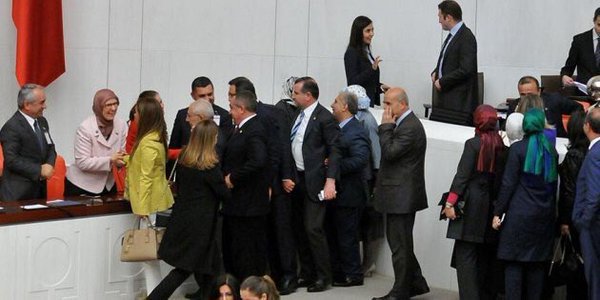 Ensar Vakfı'nın evlerinde gerçekleşen tecavüz skandalıyla ilgili "Bir kereden bir şey olmaz" diyen dönemin Aile Bakanı Sema Ramazanoğlu hakkında verilen gensoru reddedilmiş ve AKP'liler tebrik kuyruğuna girmişti. O görüntüler #ElmalıDavası sonrasında yeniden gündem oldu.
