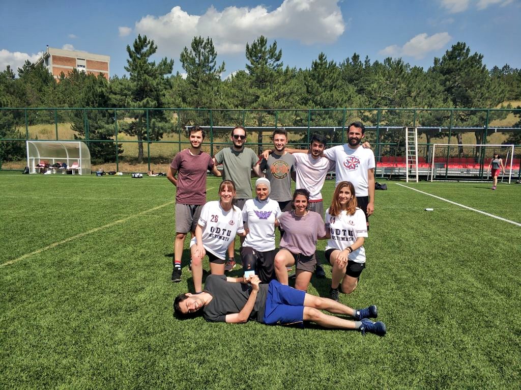 Uzun bir aradan sonra düzenlediğimiz Mezunlar Turnuvasını müthiş enerjiyle gerçekleştirdik.Biontechler şampiyon, Turkovaclar
oyunun ruhu ödülü sahibi oldu. Sinovaclara değerli mücadeleri için teşekkür ederiz.
ODTUPUS’un bugünlere gelmesine emek veren herkese ayrıca teşekkürler.🐙