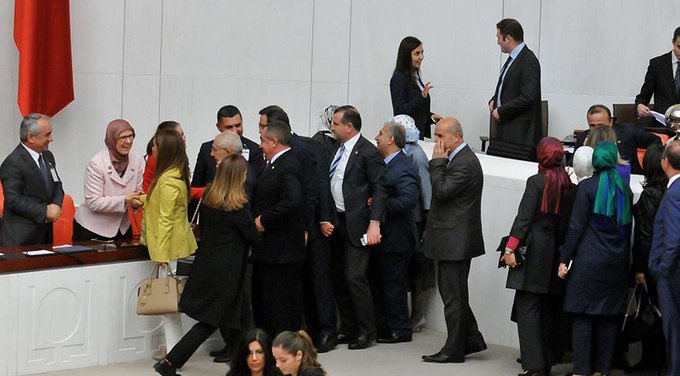 #ElmalıDavası ve benzeri davalardaki halkı delirten kararlar, bu fotoğraftakilerin ve arkalarında tebrik sırası bekleyenlerin aldığı kararların sonucudur.