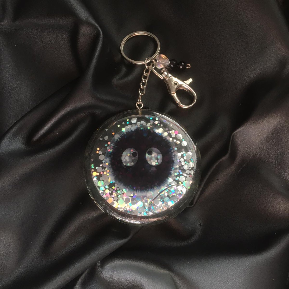 EvergardenLoja's tweet photo. Olá! Meu nome é Debbie, e eu abri a Loja Evergarden para tentar realizar meu sonho de trabalhar com arte. Eu trabalho com peças de resina tematizadas/personalizadas e Glass Paintings de anime. A loja vai sempre trazer essas temáticas Geek/Weeb. Porém, + https://t.co/yqVtGyIB3H