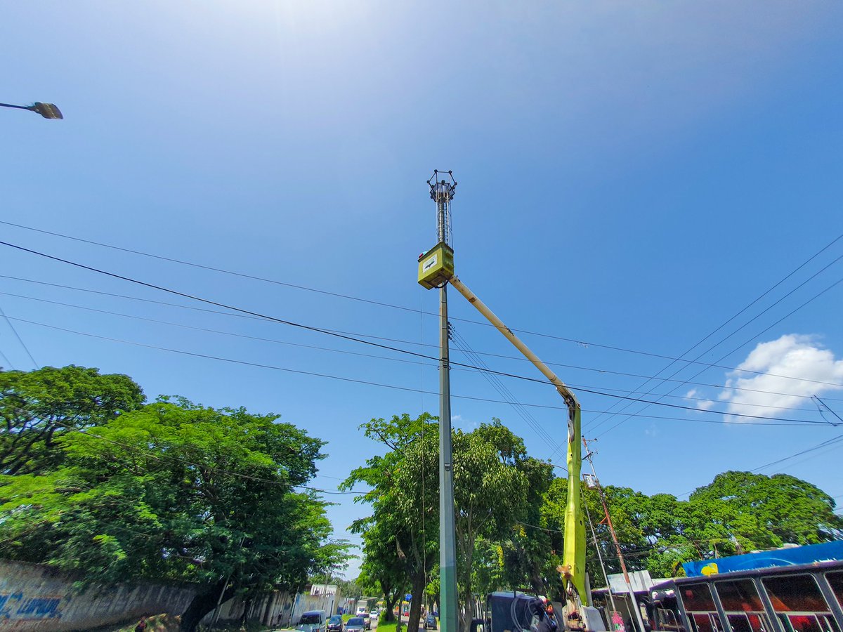 Se procede a la instalación de reflectores tipo LED en la torre de iluminación ubicada en la av Universidad frente a la facultad de ingeniería. Seguimos trabajando en la rehabilitación del alumbrado público gracias al apoyo del gobernador <a href="/rafaellacava10/">Rafael Lacava</a>

#BolívarLlegaACaracas