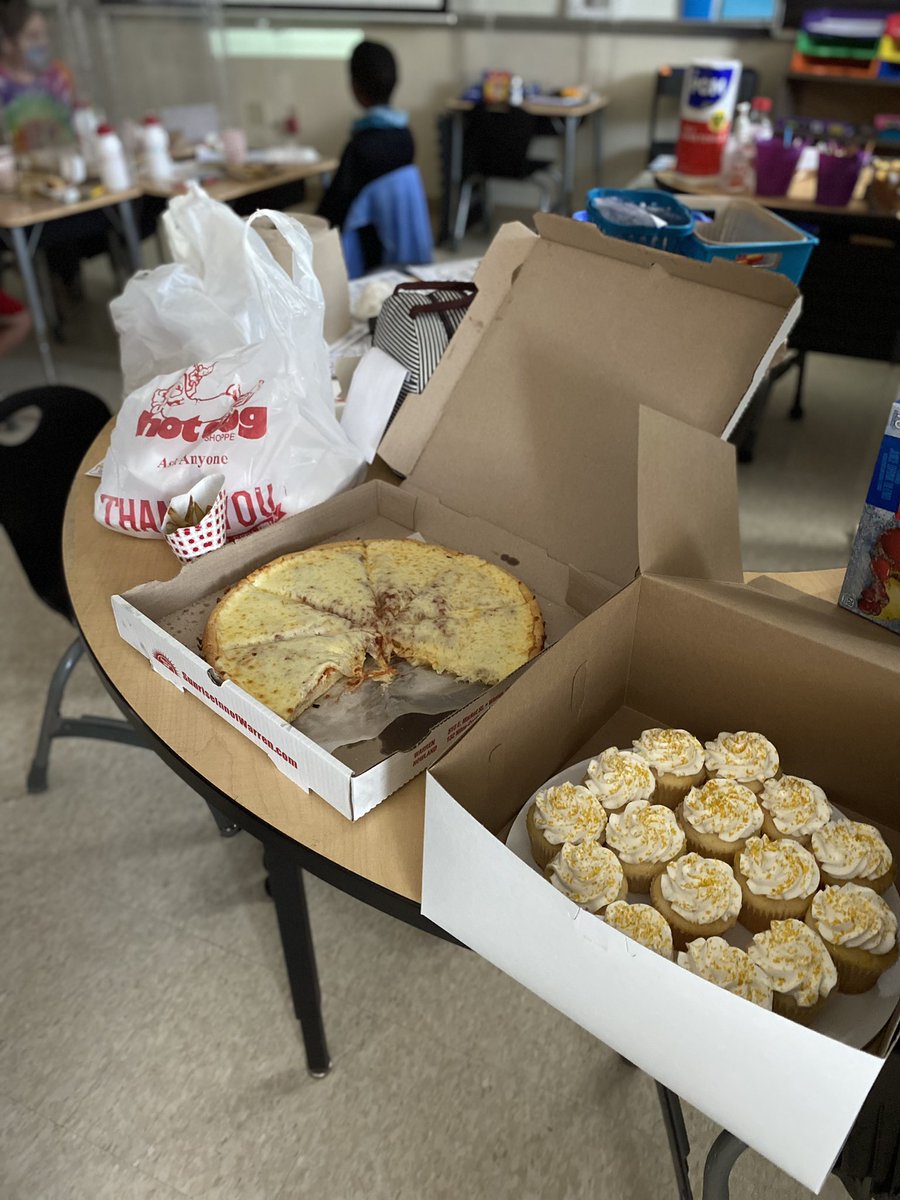 mswatson_sped's tweet photo. We ❤️ Warren! Thank you to the generous food donations from local Warren restaurants! Our third graders feasted! #warrenrocks #knowyourcity @Sunrisepizza 🍕@themochahouse 🧁#hotdogshoppewarren🌭 https://t.co/ilBx85KKqV