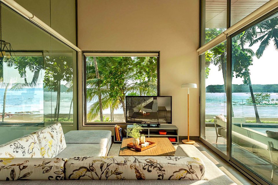 goodhomesindia's tweet image. This home is big in the sense, it celebrates expanse and brings much of the luscious greenery into space, and then again, it is small.
Design: @studioiaad 
Photography: @bharathram 
#goodhomesmagazine #hometour #goahome #tropicalvibes #design