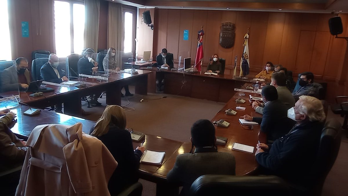 La alcaldesa <a href="/EmiliaRiosS/">Emilia Ríos Saavedra</a> se reunió con directores de las distintas direcciones del Municipio 👍🏼 para establecer el plan de trabajo y analizar los ejes programaticos de su gestion: justicia territorial, administración feminista, participación y sustentabilidad 🌱

#ÑuñoaTeCuida💚